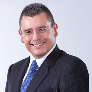 Dr. Cadena realizando cirugía pediátrica